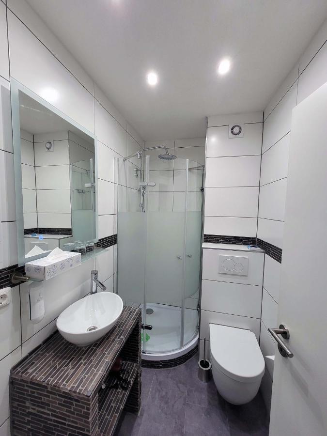 Hotel Restaurant Adria Kroatien บัดเอมส์ ภายนอก รูปภาพ