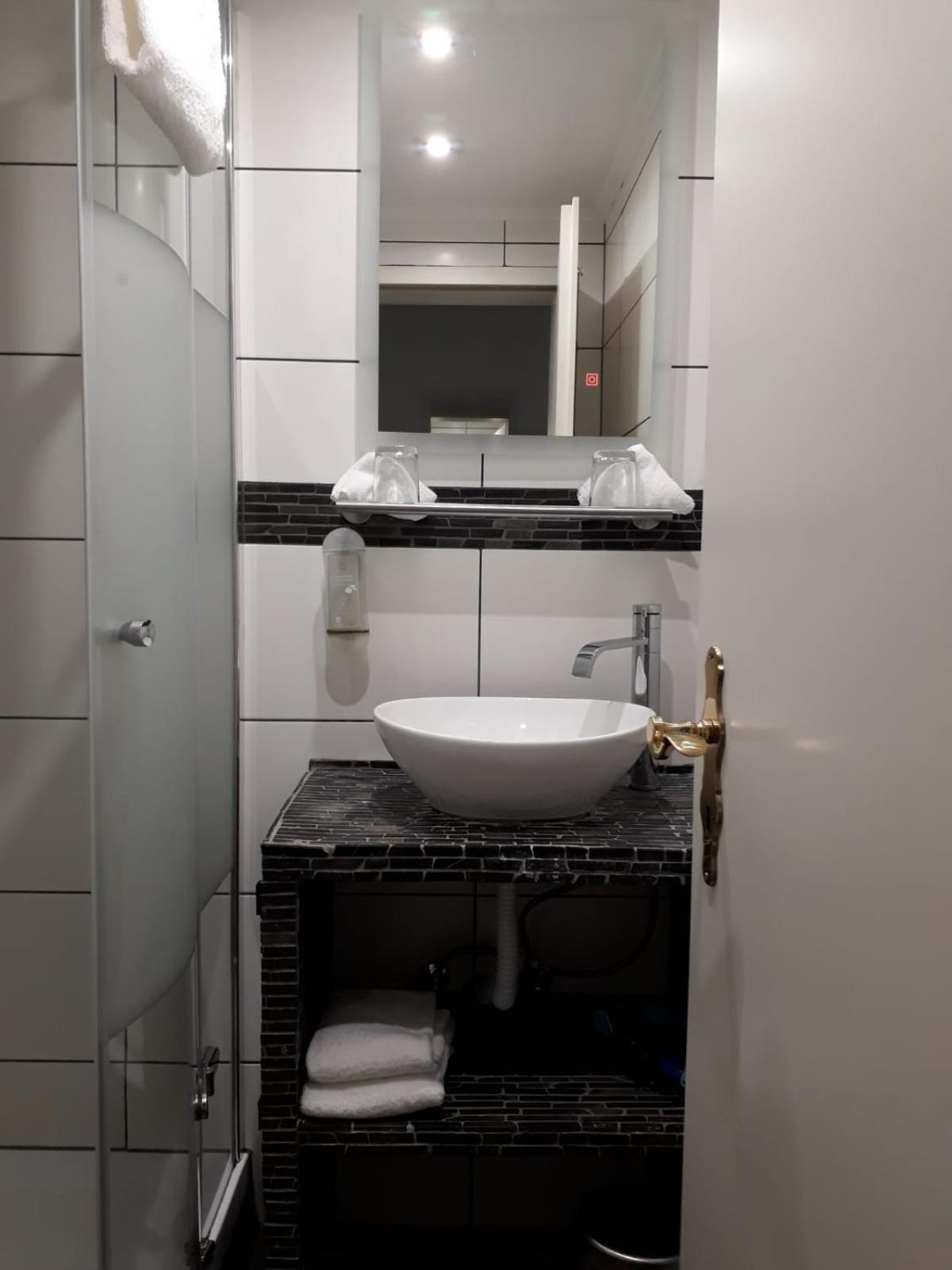 Hotel Restaurant Adria Kroatien บัดเอมส์ ภายนอก รูปภาพ